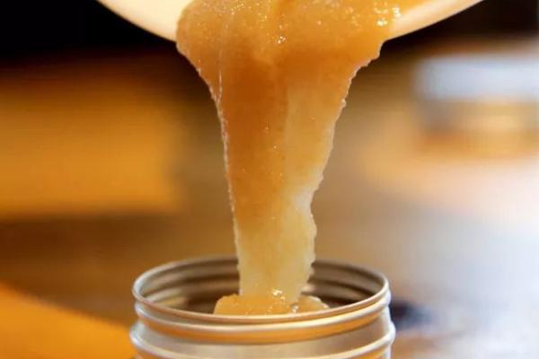 如何制做甘油蜂蜜面膜，将蜂蜜与甘油混合、再倒入温开水拌匀即可