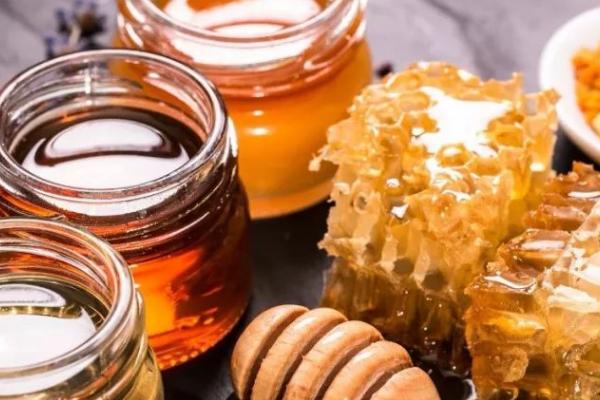 如何制做甘油蜂蜜面膜，将蜂蜜与甘油混合、再倒入温开水拌匀即可